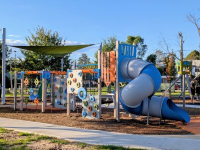 Multi-play unit with climbing equipment and slide 